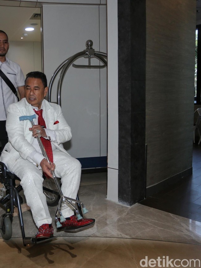 Duduk di Kursi Roda, Hotman Paris Mundur Dampingi eks Jampidsus Febrie