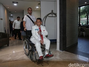 Naik Kursi Roda, Hotman Paris Akui Tak Lagi Jadi Pengacara Febrie Adriansyah