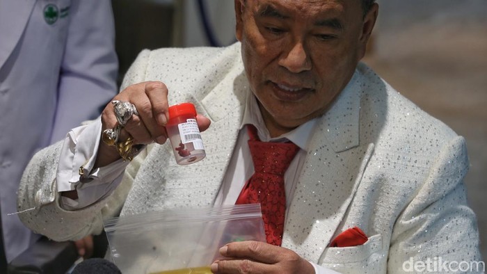 Hotman Paris Mundur Jadi Pengacara eks Jampidsus Febrie Adriansyah Pengacara Hotman Paris Hutapea memberikan pernyataan media usai mendapatkan penanganan medis ditemui di RS Medistra, Jakarta Selatan, Kamis (23/7/2026). Hotman mengumumkan mengundurkan diri sebagai kuasa hukum mantan Jaksa Agung Muda Tindak Pidana Khusus (Jampidsus) Febrie Adriansyah.