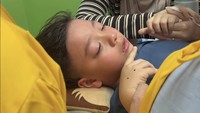 Masyaallah pokoknya bangga banget sama Abang udah berani di sunat, walaupun banyak dramanya. Jujur sebagai ibu di sini hati campur aduk dag dig dug, tapi lega akhirnya momen ini terlewatkan dan kami masih di beri umur panjang sama Allah untuk ada di samping abang menemaninya di milestone ini, Alhamdulillah, tulis Irish Bella dilihat dalam unggahan di Instagram pribadinya. Foto: Instagram @_irishbella_