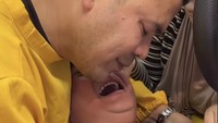 Saat proses khitan berlangsung Air Rumi menangis kejer. Haldy Sabri dan Irish Bella yang menemaninya berusaha menenangkan. Haldy memeluk Air Rumi yang menangis. Foto: Instagram @_irishbella_