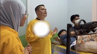 Haldy Sabri memimpin doa dan menemani Air Rumi di dalam ruangan khitan. Foto: Instagram @_irishbella_
