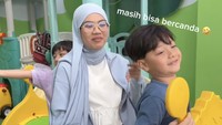 Air Rumi Akbar terlihat sangat senang karena permintaannya untuk khitan dikabulkan Irish Bella dan Haldy Sabri. Dia terlihat bermain dengan adik, Amala dan kakak sambungnya, Syifa menunggu giliran dikhitan. Foto: Instagram @_irishbella_