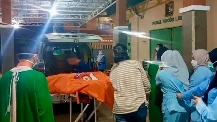 Jasad korban saat dibawa rumah sakit di Lampung