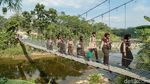 Jembatan Narogong Ditutup, Warga Bertaruh di Jalur Darurat