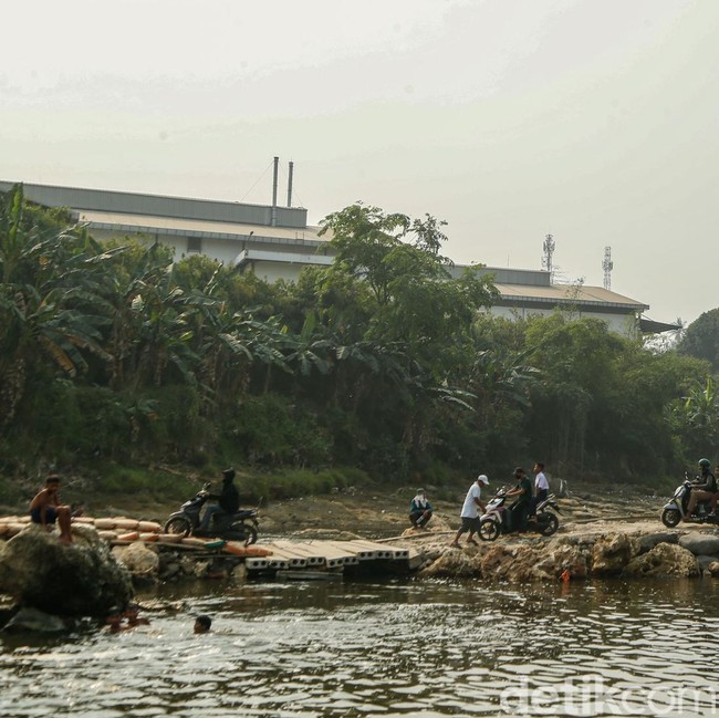 Jembatan Narogong Ditutup, Warga Bertaruh di Jalur Darurat