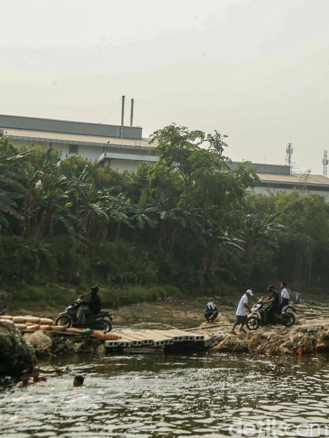 Jembatan Narogong Ditutup, Warga Bertaruh di Jalur Darurat