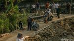 Jembatan Narogong Ditutup, Warga Bertaruh di Jalur Darurat