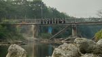 Jembatan Narogong Ditutup, Warga Bertaruh di Jalur Darurat