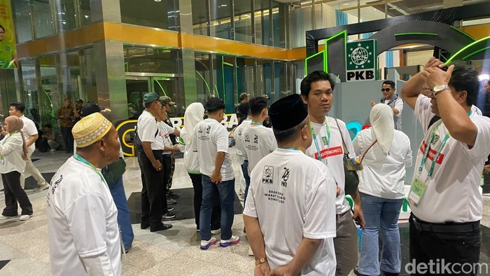 Kader PKB mengenakan kaus Prabowonomic di Harlah ke-28 PKB, di JCC, Senayan, Jakarta, Kamis (23/7/2026).