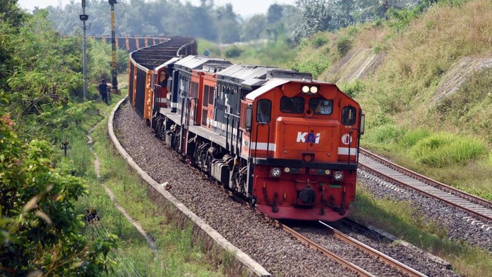 KAI Impor 54 Lokomotif Kereta Barang dari AS