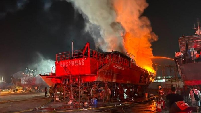 Kapal KN SAR Ramawijaya terbakar saat melakukan perawatan atau docking tahunan di Galangan Kapal PT Proskuneo Kadarusman, Muara Baru, Jakarta Utara, Rabu (22/7/2026). (ANTARA/HO-Basarnas).