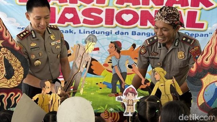 Kapolres Kediri Kota AKBP Anggi Saputra Ibrahim bersama Kompol Bowo Wicaksono ajak anak TK bermain wayang