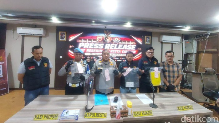 Kapolresta Cirebon, Kombes Pol Imara Utama beserta jajaran Satreskrim saat menunjukan sejumlah barang bukti