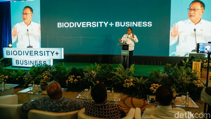 Menteri Lingkungan Hidup / Kepala Badan Pengendalian Lingkungan Hidup Mohammad Jumhur Hidayat saat membuka Biodiversity+ Business Forum di Jakarta, Kamis (23/7/2026). Melalui forum tersebut, pemerintah ingin menempatkan keanekaragaman hayati tidak hanya sebagai objek konservasi, tetapi juga sebagai modal alam (natural capital) yang dapat menciptakan peluang investasi, meningkatkan daya saing industri, dan memperkuat pertumbuhan ekonomi jangka panjang.