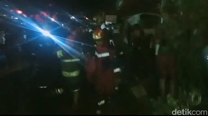 Kebakaran di Makassar menewaskan dua wanita yang ditemukan berpelukan. Dugaan awal penyebabnya adalah lilin.