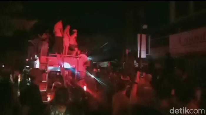Sebuah rumah di Makassar terbakar, menewaskan dua perempuan yang ditemukan berpelukan.