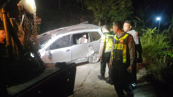 Mobil rombongan peziarah masuk jurang di Madiun