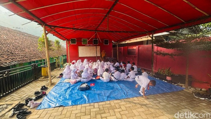 Kegiatan belajar di SDN Cadasleeur, Desa Bantarkaret, Kecamatan Nanggung, Kabupaten Bogor.