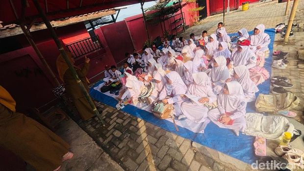 Kegiatan belajar di SDN Cadasleeur, Desa Bantarkaret, Kecamatan Nanggung, Kabupaten Bogor.