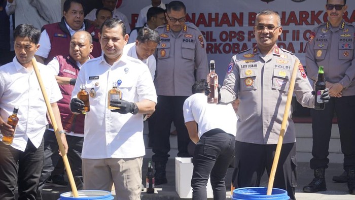 Kepala BNNP Jateng, Brigjen Agus Rohmat, saat menghadiri konferensi pers dan pemusnahan barang bukti narkotika serta minuman keras hasil Operasi Pekat II Candi 2026 di Gedung Borobudur Mapolda Jateng.