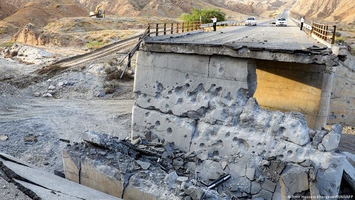 Pertempuran memperebutkan Selat Hormuz yang strategis telah menyulut kembali perang di Timur Tengah. Salah satu jembatan di Iran juga runtuh akibat AS (Amir Hossein Khorgooei/ISNA/AFP)