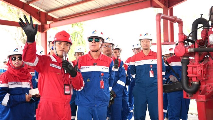 Komisaris Utama PT Pertamina (Persero), Mochamad Iriawan, melaksanakan rangkaian Management Walkthrough (MWT) di Aviation Fuel Terminal (AFT) di SMB II Palembang.