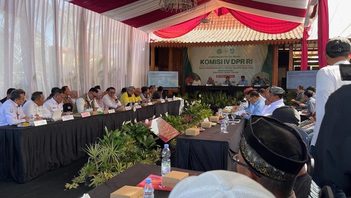 Komisi IV DPR-RI yang dipimpin langsung Titiek Soeharto saat berdialog bersama warga dan PT. Bumisuksesindo di Pesanggaran Banyuwangi