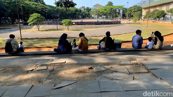 Kondisi pelataran di Lapangan Saparua, Kota Bandung yang rusak