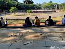Warga Keluhkan Pelataran Lapangan Saparua yang Rusak