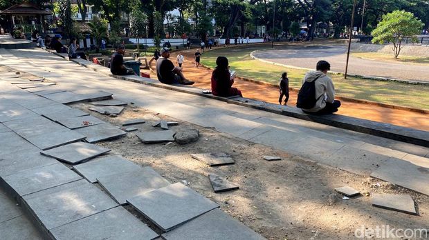 Kondisi pelataran di Lapangan Saparua, Kota Bandung yang rusak Kondisi pelataran di Lapangan Saparua, Kota Bandung yang rusak