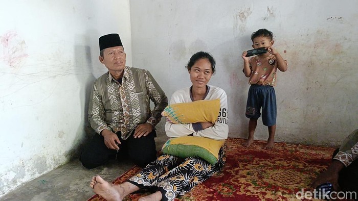 Korban didampingi perangkat desa