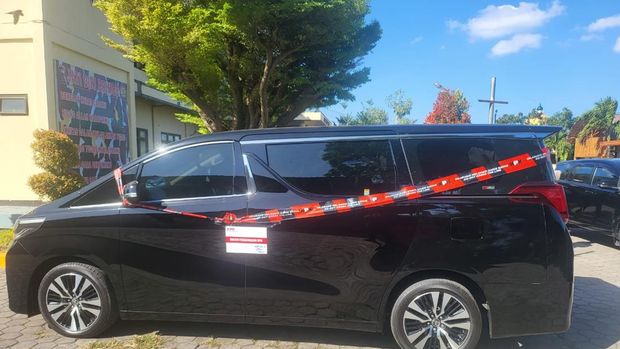KPK sita Alphard suap Bupati Lombok Barat (dok. KPK)