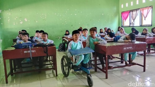 Lalu Aden Penyandang disabilitas siswa SDN 4 Ketangga, Kecamatan Suela, Lombok Timur, NTB ketika belajar di ruang kelas, Kamis (23/7/2026) foto (Sanusi Ardi W/detikBali)