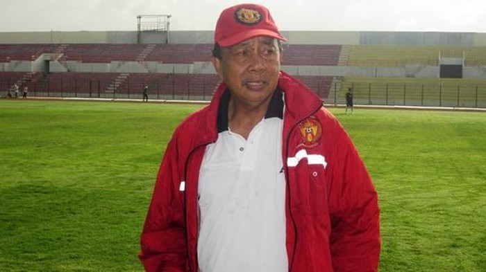 M Basri saat melatih PSM Makassar.