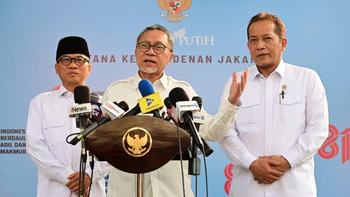 Mendes PDT Yandri Susanto, Menko Pangan Zulhas, dan Menkop Ferry Juliantono usai rapat terbatas di Istana, Jakarta, Kamis (23/7/2026).
