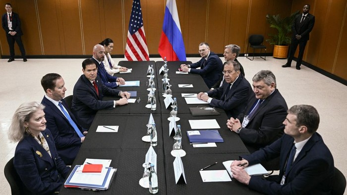 Menlu AS Marco Rubio dan Menlu Rusia Sergei Lavrov saat melakukan pertemuan di Manila (BRENDAN SMIALOWSKI/Pool via REUTERS)
