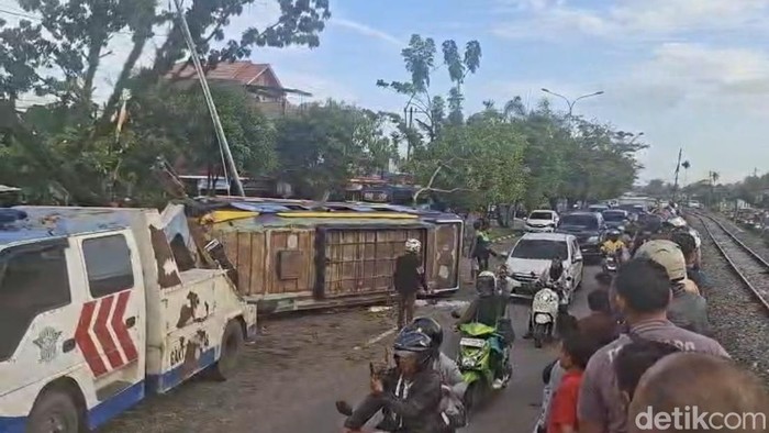 Proses evakuasi minibus yang mengalami kecelakaan di Lubuk Buaya, Kota Padang.