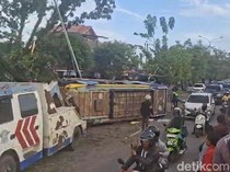 Minibus dari Pariaman Tabrak Pohon-Tiang Lampu di Padang, 8 Orang Terluka