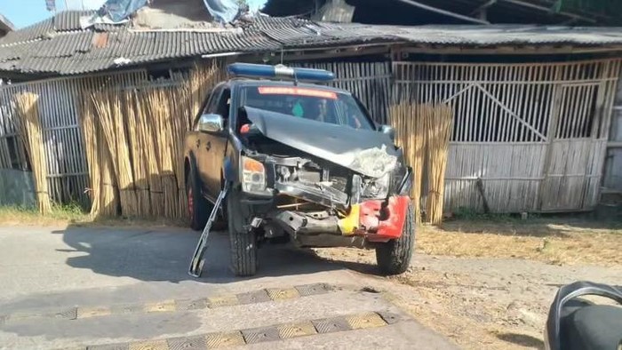 Mobil polisi ringsek usai tertabrak kereta di Bantul, Kamis (23/7/2026).