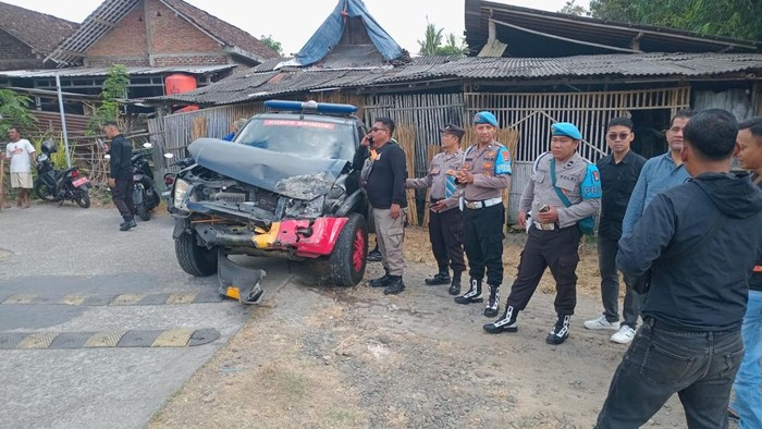 Mobil polisi tertabrak kereta api di perlintasan Tapen Bantul, Kamis (23/7/2026).