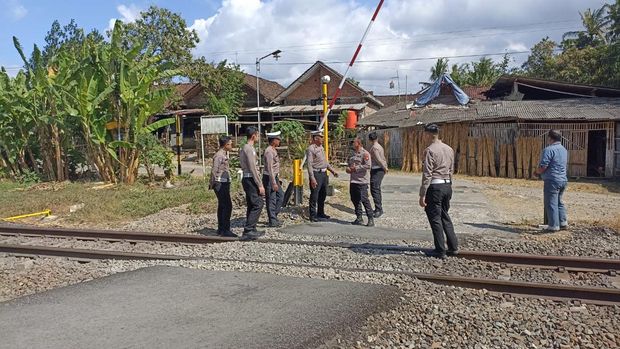 Mobil Polisi Vs KA di Bantul Mobil polisi tertabrak kereta api di perlintasan Tapen Bantul, Kamis (23/7/2026).