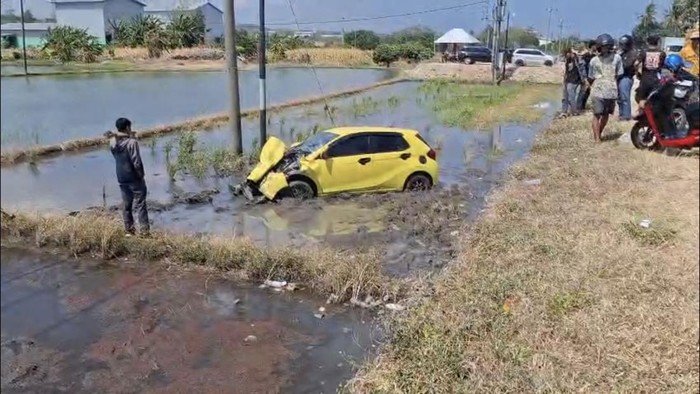 Mobil terjun ke sawah di Pinrang usai tabrak mobil parkir di bahu jalan.