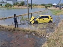 Pemobil Ngantuk Tabrak Jeep Parkir di Pinrang hingga Terjun ke Sawah