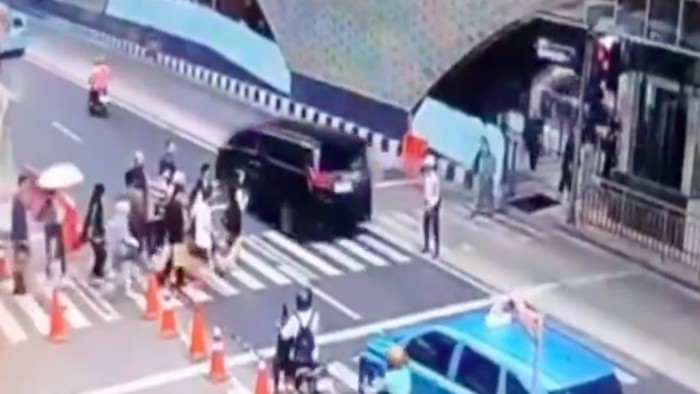 Mobil Toyota Alphard menerobos lampu merah di Bundaran HI, Jakarta. Polisi selidiki dugaan mobil itu menggunakan pelat nopol yang tak sesuai peruntukannya. (dok Istimewa)