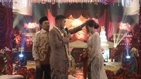 Ustaz Syam membimbing Aripat memberikan doa sentuhan pertama sebagai suami-istri untuk Nathalie Holscher. Foto: YouTube NATHALIE HOLSCHER