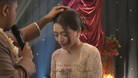Semoga Allah berkahi yang kelihatan dan semoga Allah memberkahi yang nggak kelihatan dan seluruh apa yang ada di sekitar kalian Allah berkahi semuanya karena dalam hidup ini kita sangat butuh keberkahan. Kalau cuma kuantitas gak pernah ada batasnya, manusia gak akan pernah merasa cukup, tapi keberkahan itu yang membuat pasangan bahagia sakinah, mawaddah, dan warrahmah, ucap Ustaz Syam dilihat dari channel YouTube Nathalie Holscher. Foto: YouTube NATHALIE HOLSCHER