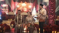Nathalie mengaku langsung ada rasa ketika mengenal Aripat. (Langsung ada) rasa suka iya. Belum (pengin dinikahi awalnya). Pertemuan keberapa ya (yakin mau dinikahi) nggak tahu, nggak kehitung sih pertemuannya. Iya (cuma Arif yang mendekati). (Kenapa mau menikah?) nurut, ucap Nathalie menjawab cepat pertanyaan Ustaz Syam. Foto: YouTube NATHALIE HOLSCHER