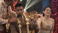 Ustaz Syam juga menuntun Aripat untuk berjanji. Bismillah saya berjanji akan memenuhi seluruh kebutuhan istri saya. Sehingga istri saya (nggak perlu DJ) terus semangat berkarya, kata Aripat mengganti kalimat nggak perlu DJ menjadi terus semangat berkarya. Ustaz Syam mendoakan kelak karya-karyanya adalah halal. Foto: YouTube NATHALIE HOLSCHER