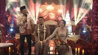 Ustaz Syam menasihati Nathalie, setelah menikah dengan Aripat untuk tidak lagi menerima saweran. Foto: YouTube NATHALIE HOLSCHER